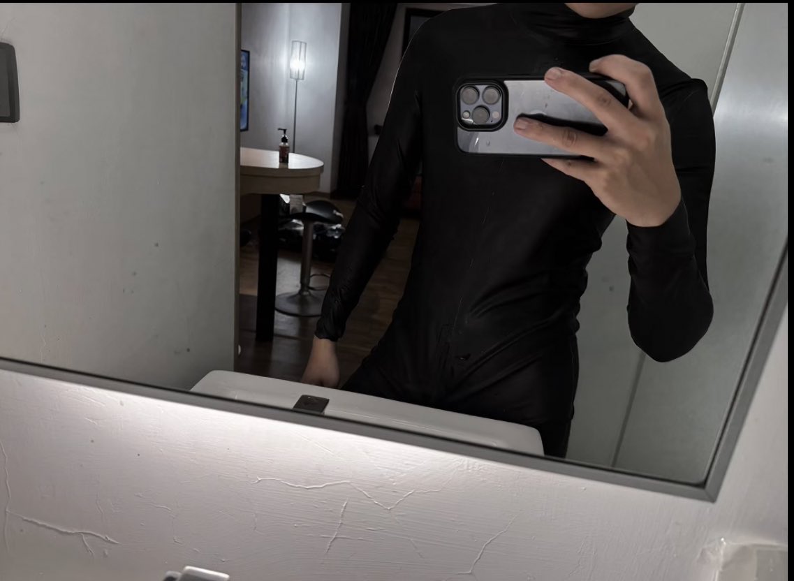 ouoOUO5144's tweet photo. 久違的穿乳膠衣以前穿很寬鬆 
現在練壯了好看一點 目標撐爆乳膠衣🥵 https://t.co/DnyHn84jSe