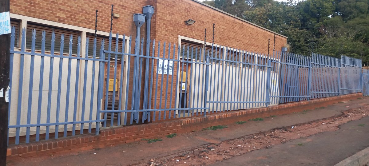 @CityPowerJhb Time to own up now @CityPowerJhb there is no one at bellevue substation. Here is the proof. Empty, not a soul there.