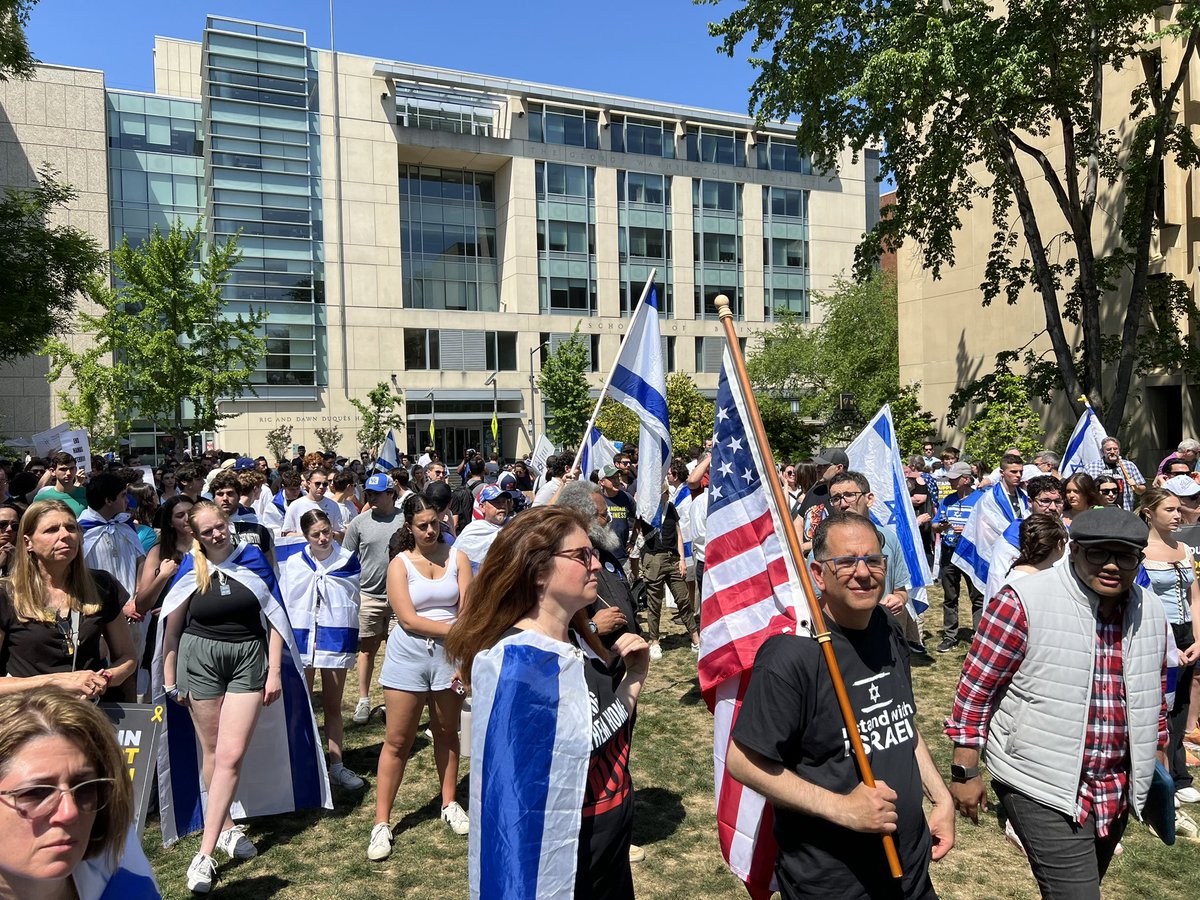 This is the Washington DC rally against campus hate. 

➡️ Nobody hides their face
➡️ Nobody screams death threats
➡️ Nobody vandalizes monuments
➡️ Nobody breaks into buildings

Just 🇺🇸 and 🇮🇱 flags and the demand to stop campus antisemitism.