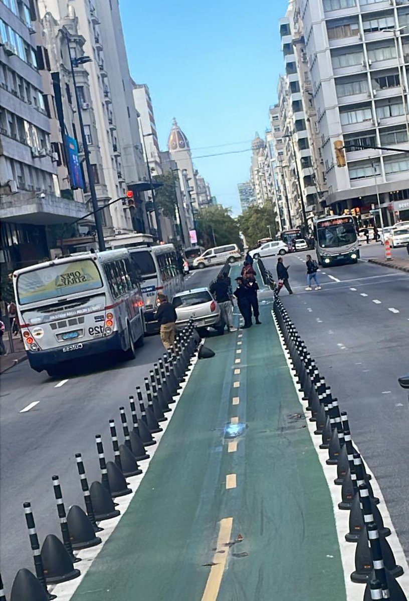 Un éxito la ciclovía de Cosse. Y después tenés que escuchar a Inthamoussu dar cátedra sobre estos mamarrachos. Esperen ver la de la Rambla. 🤦🏻‍♂️