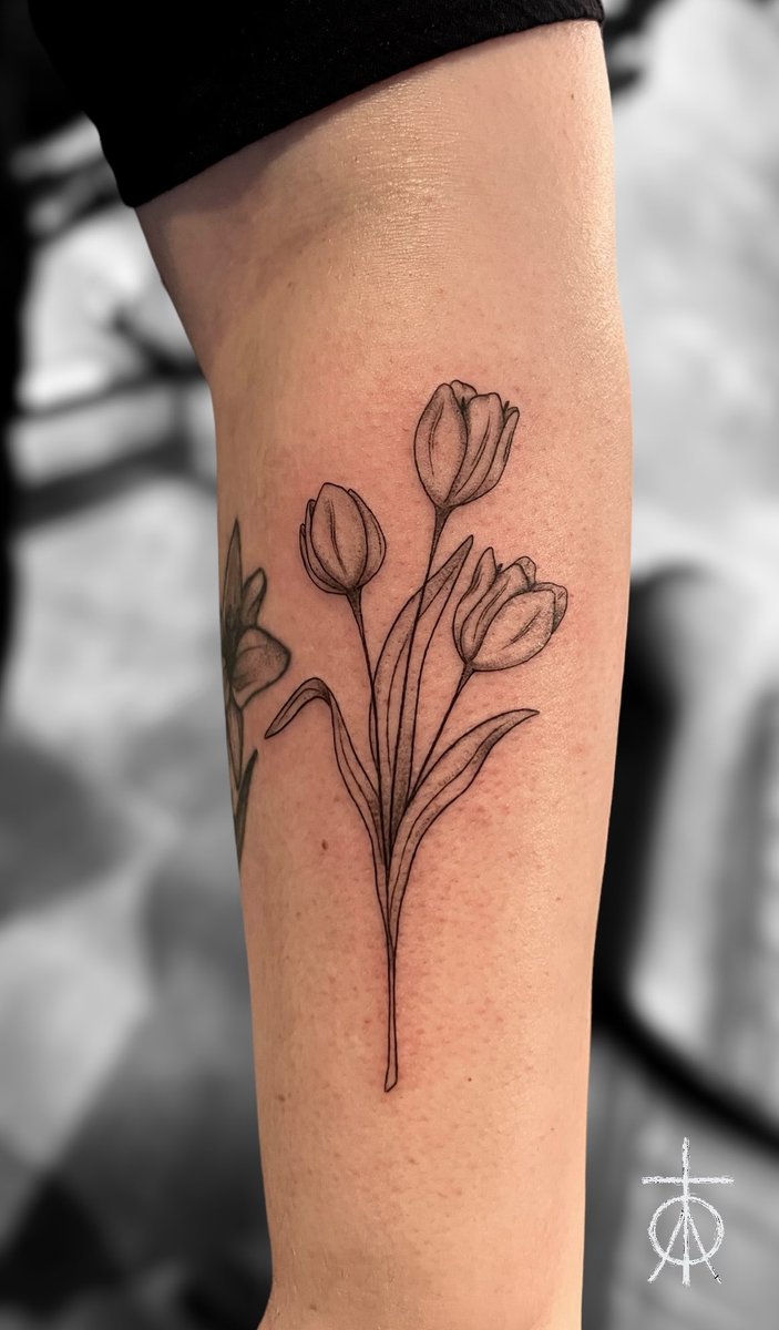 Fine Line Tulips Tattoo by Claudia Fedorovici #finelinetattooartist #fineline #tulips #finetattoos #tattooartistsamsterdam #floraltattoo #claudiafedorovici #ascetictattoo #tempesttattooamsterdam