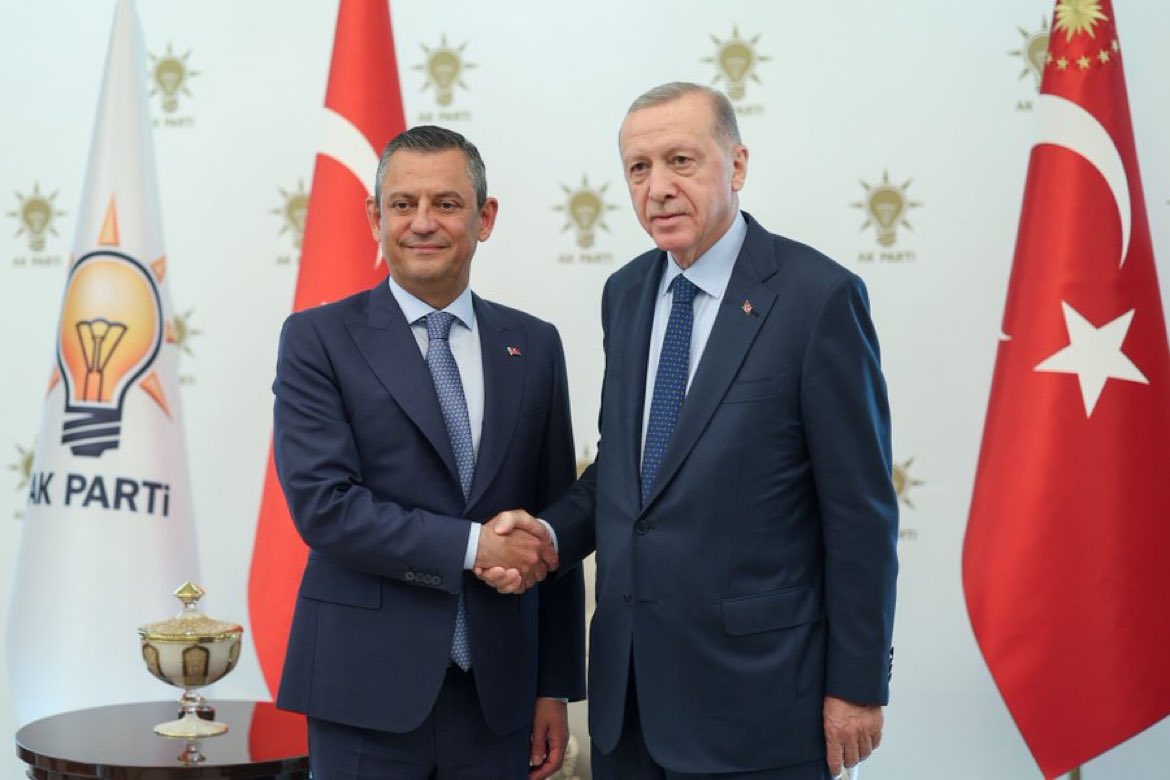 Özgür Özel, Cumhurbaşkanı Erdoğan'a, kitap ve Manisa'dan getirdiği Mesir Macunu hediye etti.