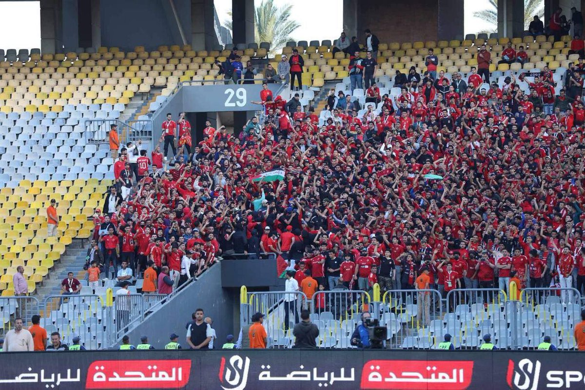جماهير الأهلي المصري ترفع أعلام فلسطين على المدرجات خلال مباراة مع الإسماعيلي في الدوري المصري.