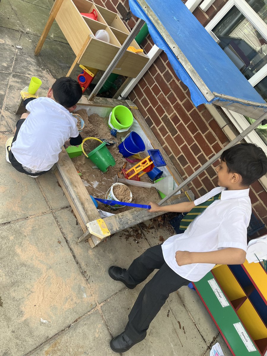 #Year1Lime enjoying time in our outdoor area after learning about UK seasides 🏖️ #TEAMWORK #ORACY