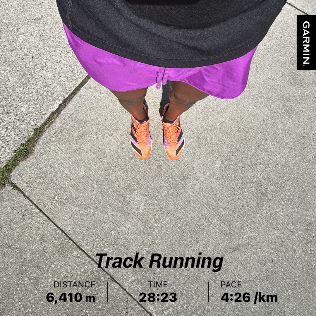 Can we do short shorts yet? Anyhow, I broke a rule and skipped rest day, but I wanted a track session, knowing I was resting tomorrow before my long run. Happy I did: 🔸 (400+800+1200) x 2 🔸 Goal: 3'45' pace. Actual: 3'48' pace 🔸 3k w/u, c/d 🔸 33'33' elliptical 👏🏾 #devsWhoRun