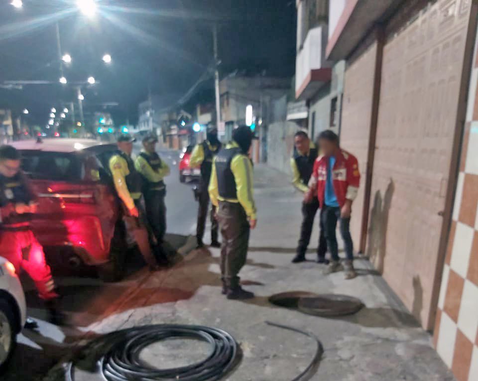 📍#Pichincha | En coordinación con la @PoliciaEcuador, realizamos controles permanentes para prevenir el robo de cables que afecta la operatividad de los servicios. Esta madrugada se realizó una intervención en el sur de #Quito que evitó el cometimiento de este delito.