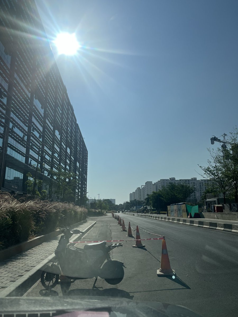 mukeshag2010's tweet photo. @bellandurutrfps @BlrCityPolice @blrcitytraffic 
Is the road inside RMZ Ecoworld private? Does RMZ has right to block part of the road to prevent parking? This forces citizens to pay parking fee for accessing shops and markets inside the new RMZ building!! https://t.co/QpsctXPook