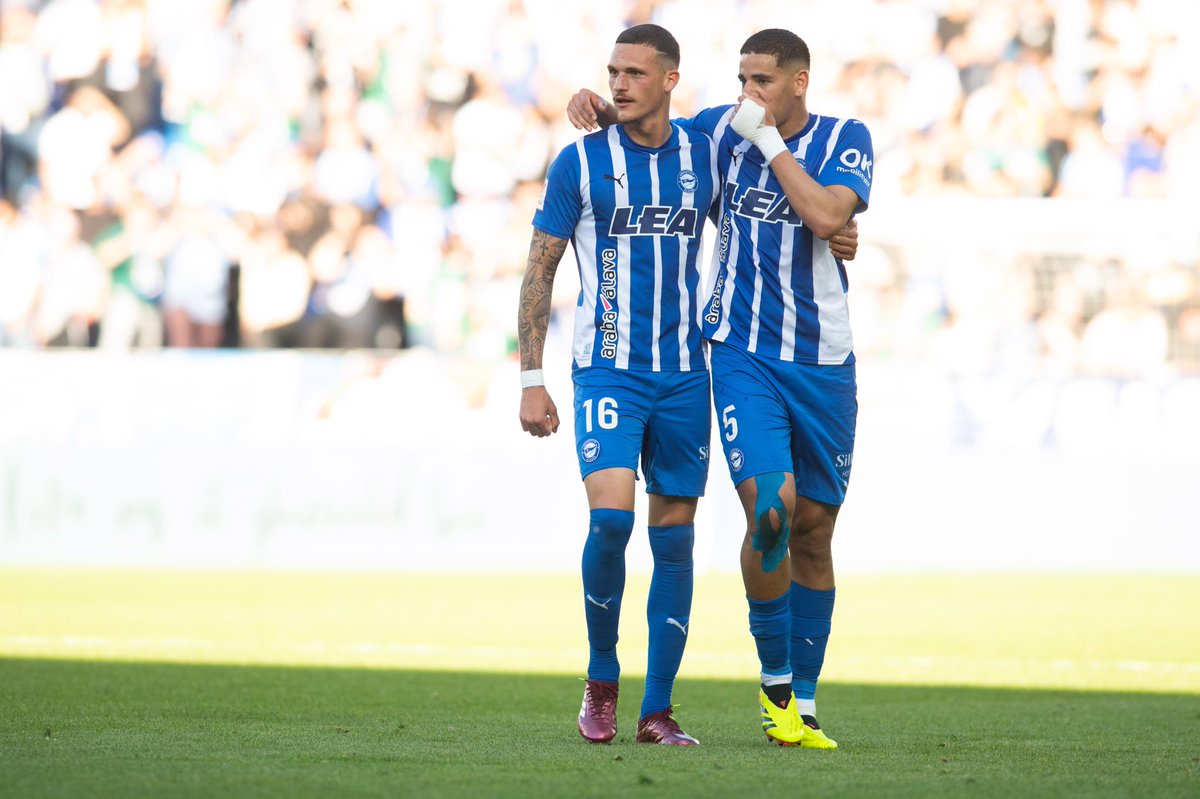 𝐄𝐥 𝐦𝐮𝐫𝐨 𝐚𝐥𝐛𝐢𝐚𝐳𝐮𝐥 🧱🔒

🔹 𝟓º equipo que más remates bloquea
🔹 𝟐º más 𝐬𝐨́𝐥𝐢𝐝𝐨 ante centros laterales rivales
🔹 <a href="/rafamarin04/">Rafa Marín</a> en el 𝐓𝐎𝐏-𝟏𝟎 de jugadores con más despejes
🔹 <a href="/AntonioSivera1/">Antonio Sivera Salvá</a> suma 🔟 porterías a cero 
    
#DatosDA 📊 | #GoazenGlorioso ⚪️🔵