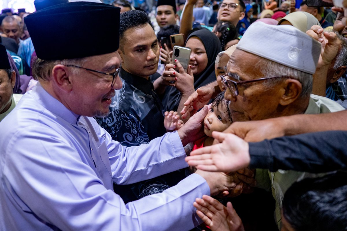 Tidak lengkap kunjungan ke Kota Bharu jika tidak menyantuni masyarakat setempat melalui Majlis Sambutan Aidilfitri MADANI 2024 Peringkat Negeri Kelantan di Pusat Transformasi Luar Bandar (RTC) Bandar Baru Tunjong seraya diapit Menteri Besar Kelantan Datuk Mohd Nassuruddin Daud.…