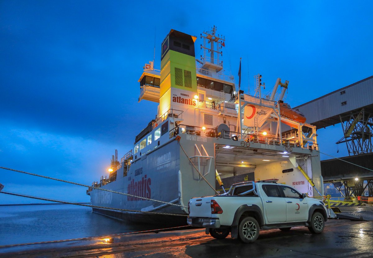 FatmaMericYlmaz's tweet photo. Gazze'ye için yardım götürecek yeni gemimizin yüklemesine başladık. 🚢📦 

Acil ihtiyaçları karşılamak üzere Gazze’ye ulaştıracağımız emanetlerinizin gemimize yüklemesi sürüyor. #Gazze https://t.co/zbZRwEwwiS