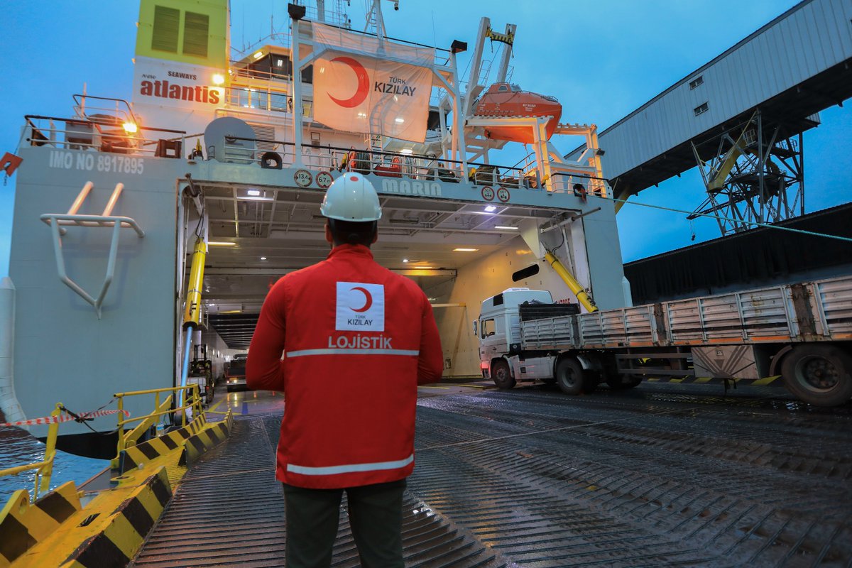 FatmaMericYlmaz's tweet photo. Gazze'ye için yardım götürecek yeni gemimizin yüklemesine başladık. 🚢📦 

Acil ihtiyaçları karşılamak üzere Gazze’ye ulaştıracağımız emanetlerinizin gemimize yüklemesi sürüyor. #Gazze https://t.co/zbZRwEwwiS
