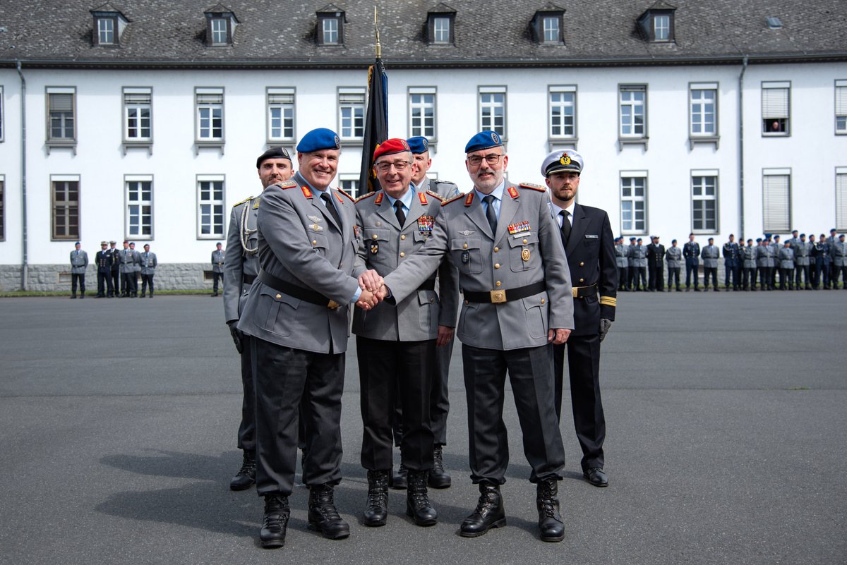 Richtigstellung: Generalstabsarzt Dr. Ralf Hoffmann ist der neue Inspekteur des #Sanitätsdienst. Er folgt Generaloberstabsarzt Dr. Ulrich Baumgärtner, der mehr als fünf Jahre den Sanitätsdienst führte.