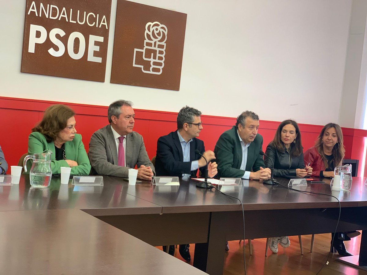 Tarde de intercambio de ideas y de análisis político en la sede del @psoedesevilla junto a @_JuanEspadas y @felixbolanosg. Socialismo para responder a los retos y a las necesidades de la ciudadanía.