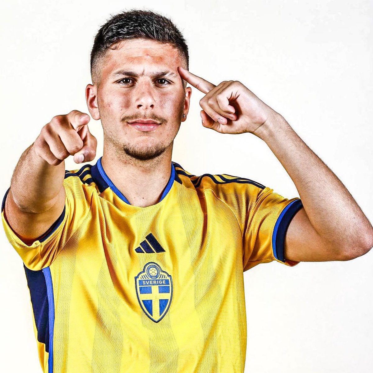 🚨🇸🇪 Swedish talent Roony Bardghji has torn his ACL, injury confirmed by Copenhagen.

The winger on the shortlist of several clubs for the future will be out for the next 6 months.