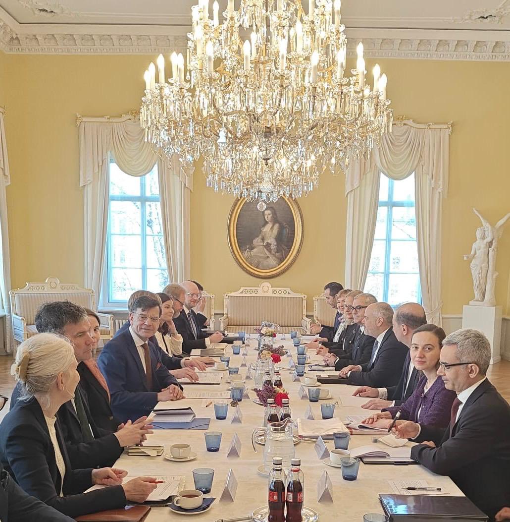 Türkiye, Finlandiya ve İsveç tarafından NATO Madrid Zirvesi’nden önce 28 Haziran 2022 tarihinde imzalanan Üçlü Muhtıra çerçevesinde kurulan Daimi Ortak Mekanizma’nın altıncı toplantısı, Finlandiya’nın başkenti Helsinki’de düzenlenmiştir.