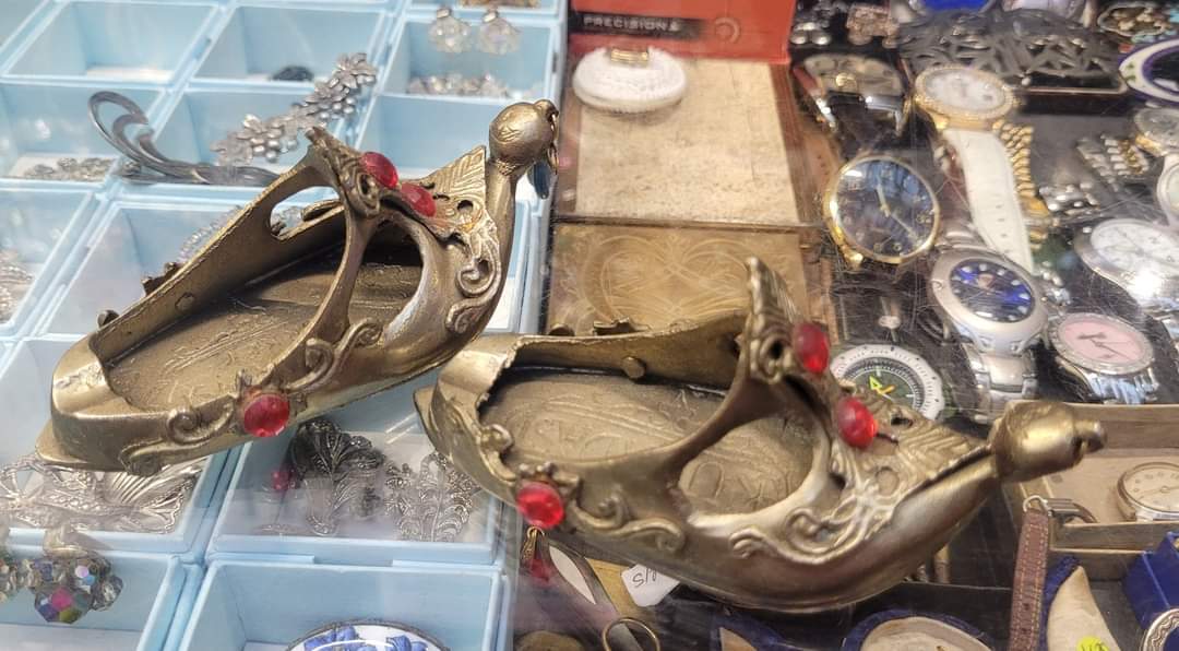A cute little set of persian brass slippers... Collectable Curios have an extensive range of brass and metal items at our stalls in St George's Market, pop by for a browse you never know what you'll find! info@collectablecurios.co.uk #Brass #Metal #StGeorgesMarketBelfast