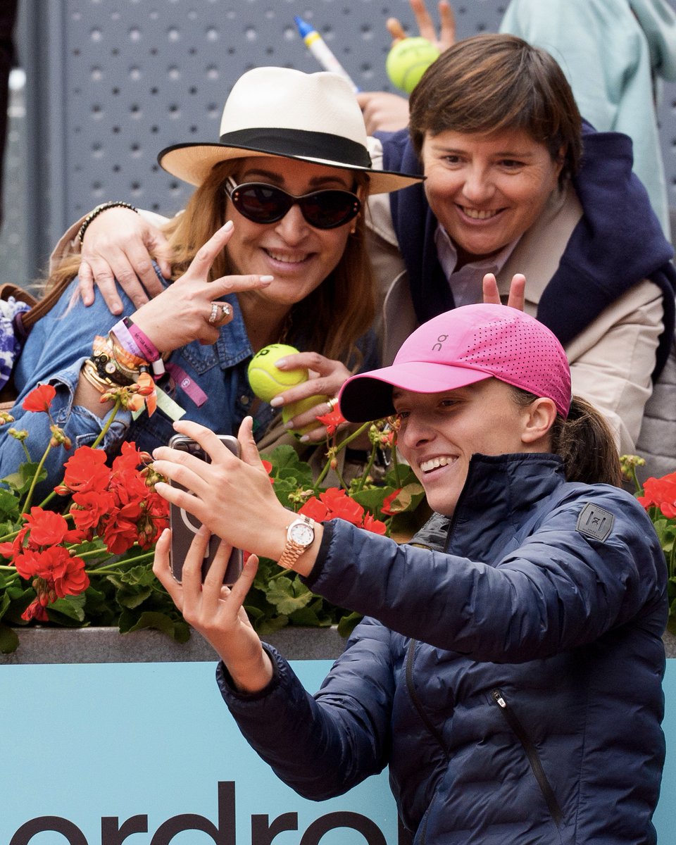 Always nice to her fans 🧡

@iga_swiatek | @WTA | #MMOPEN