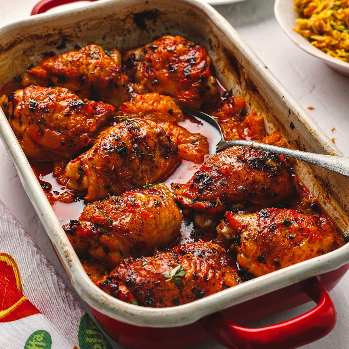 Stocked up on Jaffa fruit for the Bank Holiday weekend? Head to Tesco's now for Jaffa easy peelers for this Harissa & Jaffa easy peeler chicken thighs! jaffa.co.uk/recipes/hariss… Have a delicious weekend! #bankholiday #orangechicken