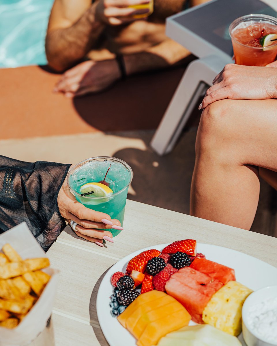 Grab bites and bevvies poolside. ☀️🍹 For daybed & cabana reservations: mgm.newyorknewyork.com/lynb1esx