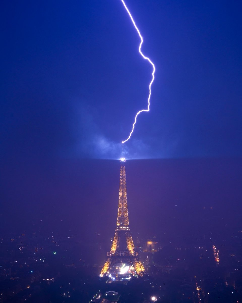 ⛈ Hier, la foudre est tombée sur la dame de fer ! Magnifique photo ⚡ Merci 📸 ©yoeltaieb @LaTourEiffel #visitparisregion