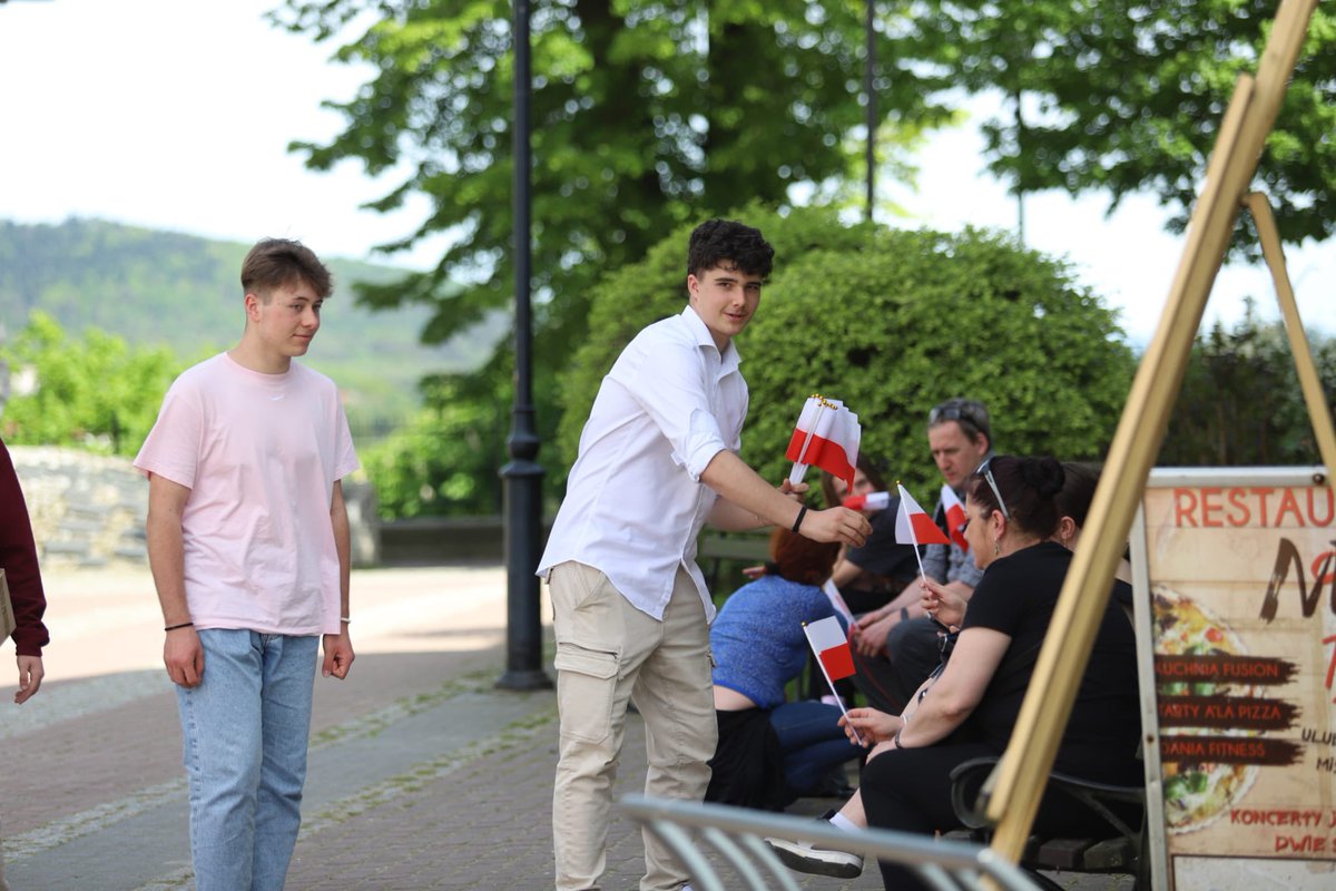 Sanok. Do akcji Polska Flaga w Polskim Domu dołączyła perspektywiczna młodzież, rozpoczynająca działalność narodową. @MWszechpolska