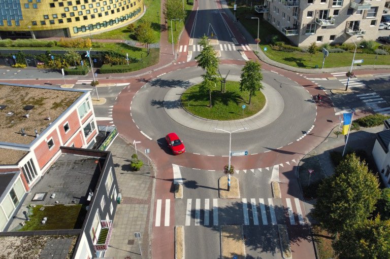 Links nieuw, bíjna klaar, en rechts ‘oud’. Hier wordt ik als verkeersveiligheid-fan een heel stuk blijer van!
Dit doen we goed, @gemhardenberg!
#rotonde #hardenberg #verkeersveiligheid