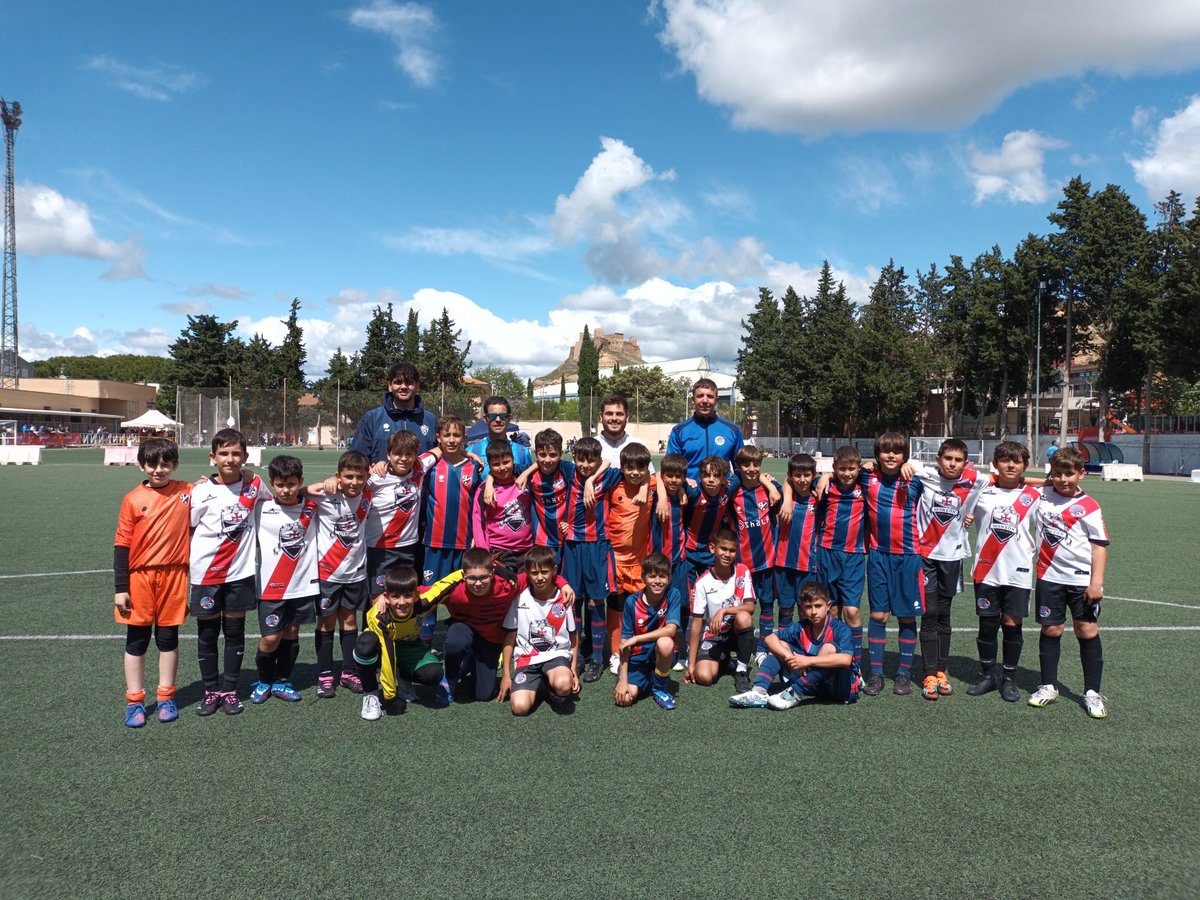 🏆 VII Torneo Templario Ciudad de Monzón

Resultados SD Huesca Alevín 2013:
🔹 River Monzon B 3-2 SDH 
🔹 SDH 1-0 Binéfar 
🔹 Tudelano 1-2 SDH
🔹 SDH 0-4 Badalona 

5º puesto
🔹 River Monzón C 0-2 SDH

¡𝐺𝑟𝑎𝑛 𝑡𝑟𝑎𝑏𝑎𝑗𝑜, 𝑎𝑧𝑢𝑙𝑔𝑟𝑎𝑛𝑎𝑠!

👏🏻🔵🔴
