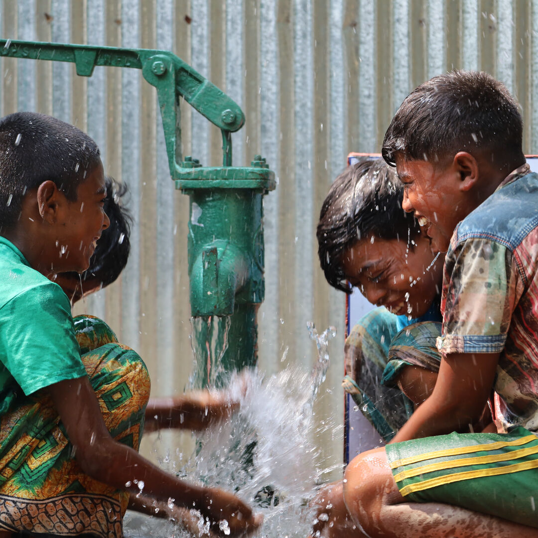 تخيل السعادة عندما يحصل كل طفل على المياه النظيفة والآمنة ، ويحل الأمل محل العطش. ساعدنا في توفير #المياه_النظيفة اليوم: bit.ly/3JJw1IZ #water
