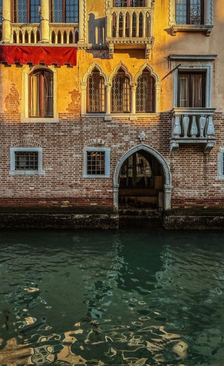 Il sole sulle finestre e i balconi Venezia 🌅