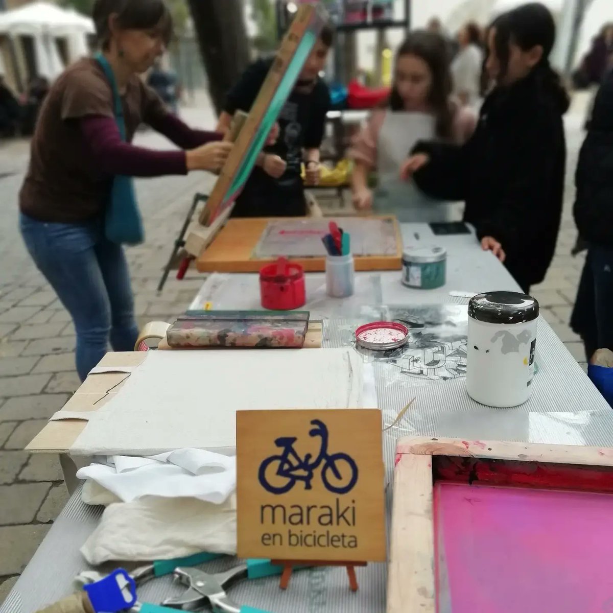 Un festival d'il.lustració programant activitats per al públic ciclista? 🚴‍♀️🖌️Això està fet per a nosaltres! 😃 Allà serem, dissabte 25 de maig al @ccurgell il.lustrant cistelles per a la bici i serigrafiant bicicletes. #Bicicleta i #ilustració, plaers bons, bonics i barats.