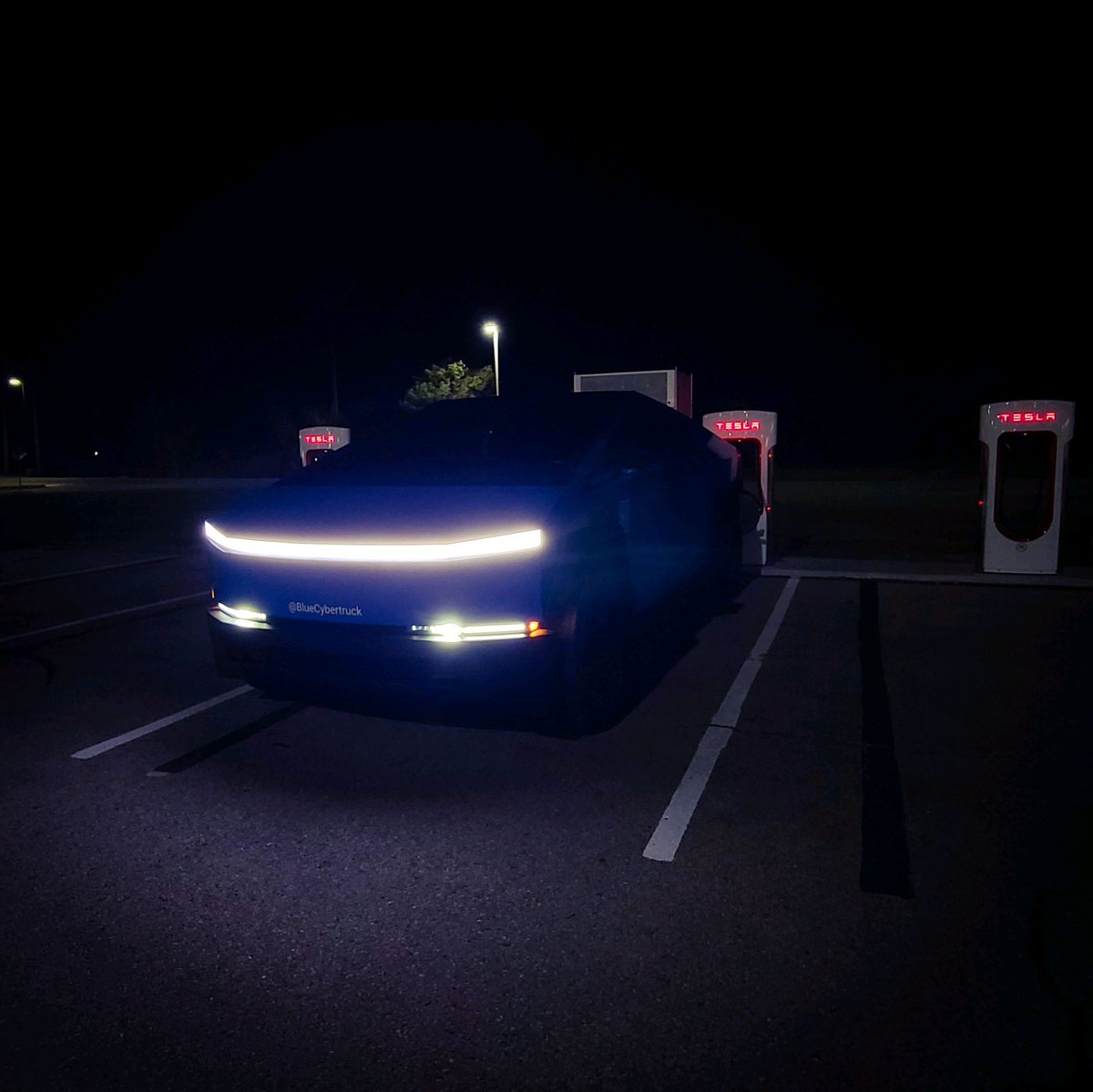 🌞 Day and 🌙 Night - the ultimate conquerors! No matter the challenges we face, we keep pushing forward. Stay strong and resilient like the #bluecybertruck 💪🚗 #cybertruck #tesla #perseverance #dayandnight