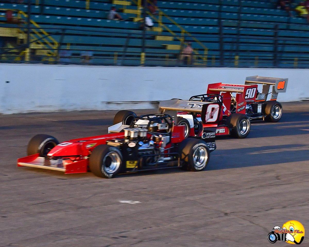 𝗧𝗛𝗥𝗘𝗘 𝗪𝗜𝗗𝗘 𝗧𝗛𝗨𝗥𝗦𝗗𝗔𝗬 - Tim Snyder (0), Jack Patrick (90), and Dan Connors Jr. (01) - August 2023. #ThreeWideThursday | #SteelPalace | #Supermodifieds 📸 Rick Nelson