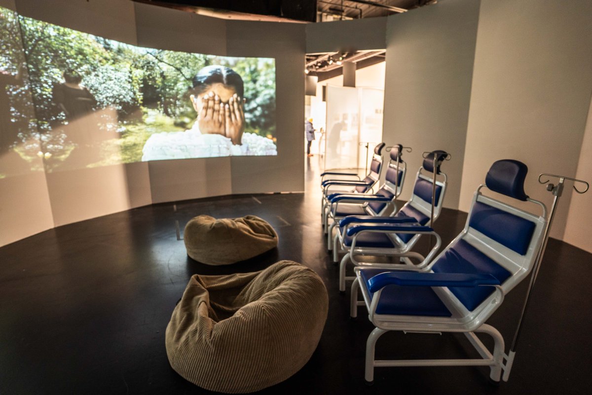 Have you been to <a href="/MigrationUK/">Migration Museum</a> to see SPEAK yet? This immersive installation asks: Who cares for us? And do we care enough about them? It was created in collaboration with talented migrant NHS workers &amp; artists <a href="/EMMANUELSUGO/">producer</a> &amp; Kaia Laurielle.  #nhs 🩺 💙

📷 Hamish Irvine