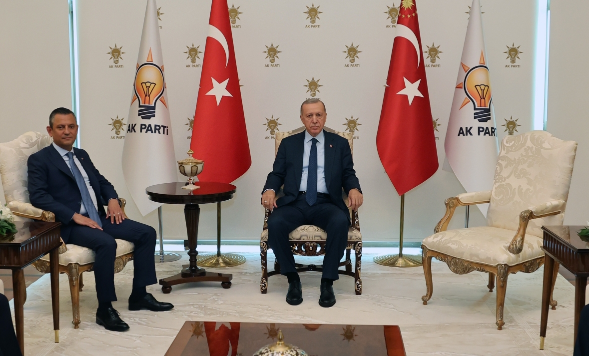 Namık Tan, iki liderin de tekli koltukta oturması konusunu kabul ettiriyor AKP Genel Merkezine ama heybeden üçüncü koltuk çıkıyor. Ne sürpriz değil mi? Bunlarda hile bitmez. Kendisi de oturmuş sedef kakmalı olana. Hiç aynı koltuğa oturur mu zat-ı alileri.