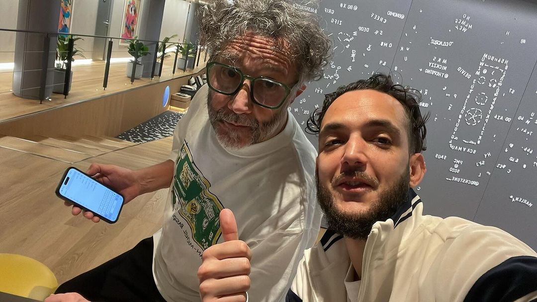 Fito Páez compartió una foto con el cantante C. Tangana en un estudio de Madrid, España.