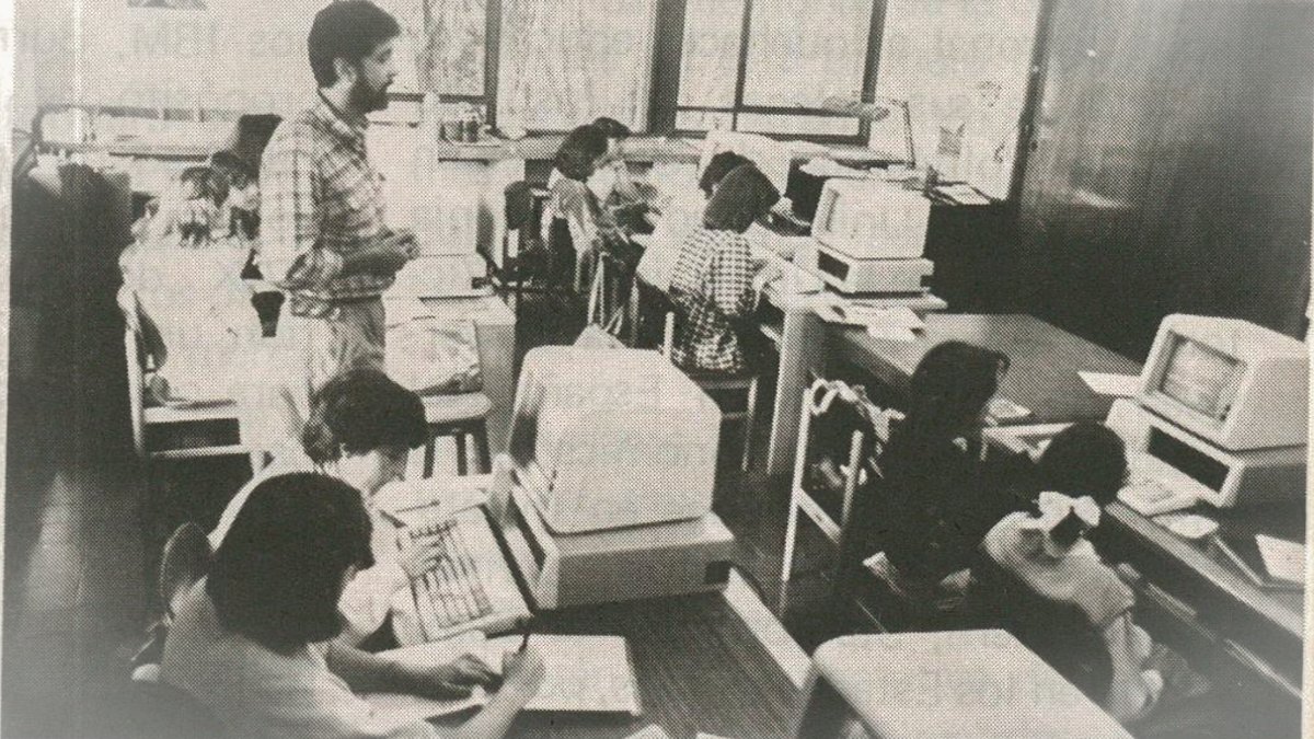 💾 En 1986 nuestro Departamento de Ciencias Biológicas inauguró su primera sala de cómputo, con 8 microcomputadores de IBM. La sala fue creada para enseñar “las aplicaciones del computador en la investigación y el manejo de la información en las Ciencias Biológicas”.