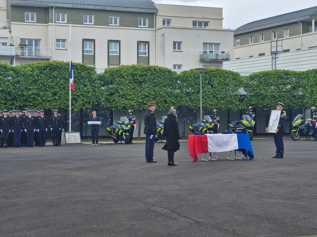 Le ministre de l'Intérieur @GDarmanin est arrivé à #Caen où il participe à une cérémonie en hommage au gendarme mort le 26 avril dans le cadre de ses fonctions. #Calvados #Normandie