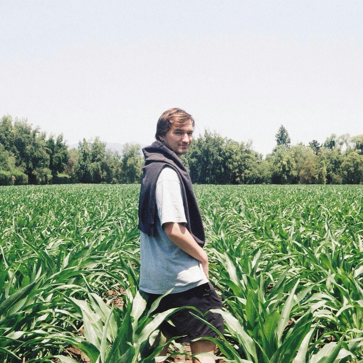 Patrick Kimber aka Cameron Audio es un DJ/productor de música electrónica que presenta su más reciente lanzamiento Azul Marino de la mano de Halcxn. En este contexto nos acercamos a Patrick para realizar una entrevista que puedes leer en el siguiente link
nnm.cl/entrevista-nnm…