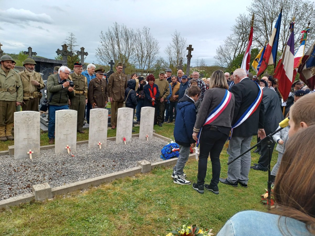J’étais samedi à Ugny sur Meuse pour rendre hommage aux 7 membres d’équipage d’un bombardier britannique morts en mission en 1944 sur la commune, bravo de cette émotion partagée avec les familles des ces jeunes gens qui auront encore 21, 22 et 24 ans dans cent ans…Merci à tous