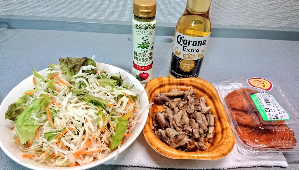 晩飯

いつもの🐷ホルモンとコロッケと🥗

なんかGWでテンション上がってCORONA買ってしまったけど…俺の部屋は栓抜きないんよ…ポンコツさん😗