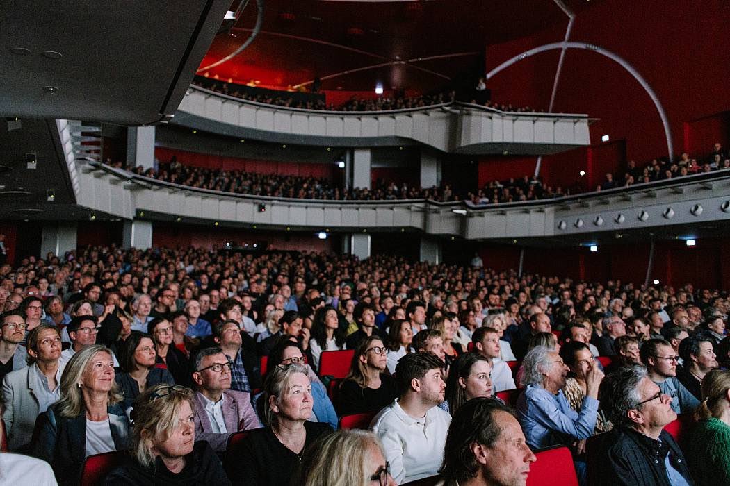Gestern feierte das #DOKfest2024 Eröffnung: Das @theater_muc war mit 1.470 Gästen bis zum letzten Platz besetzt. Die Zuschauer*innen sahen die Weltpremiere von WATCHING YOU – DIE WELT VON PALANTIR UND ALEX KARP in Anwesenheit von Regisseur Klaus Stern!