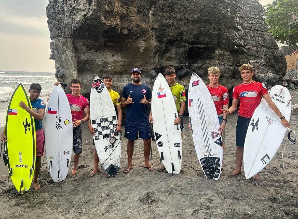 ¡PREPARANDO LAS TABLAS! 🏄🏻‍♂️🏄🏽‍♀️🌊

El Team Chile 🇨🇱 de Surf Juvenil afina los últimos detalles para el Mundial de la categoría, certamen que arrancará este sábado en Surf City 🇸🇻.

La delegación nacional está compuesta por 12 surfistas.

Sub 18 Masculino
• Renato Medina
• Tomás…