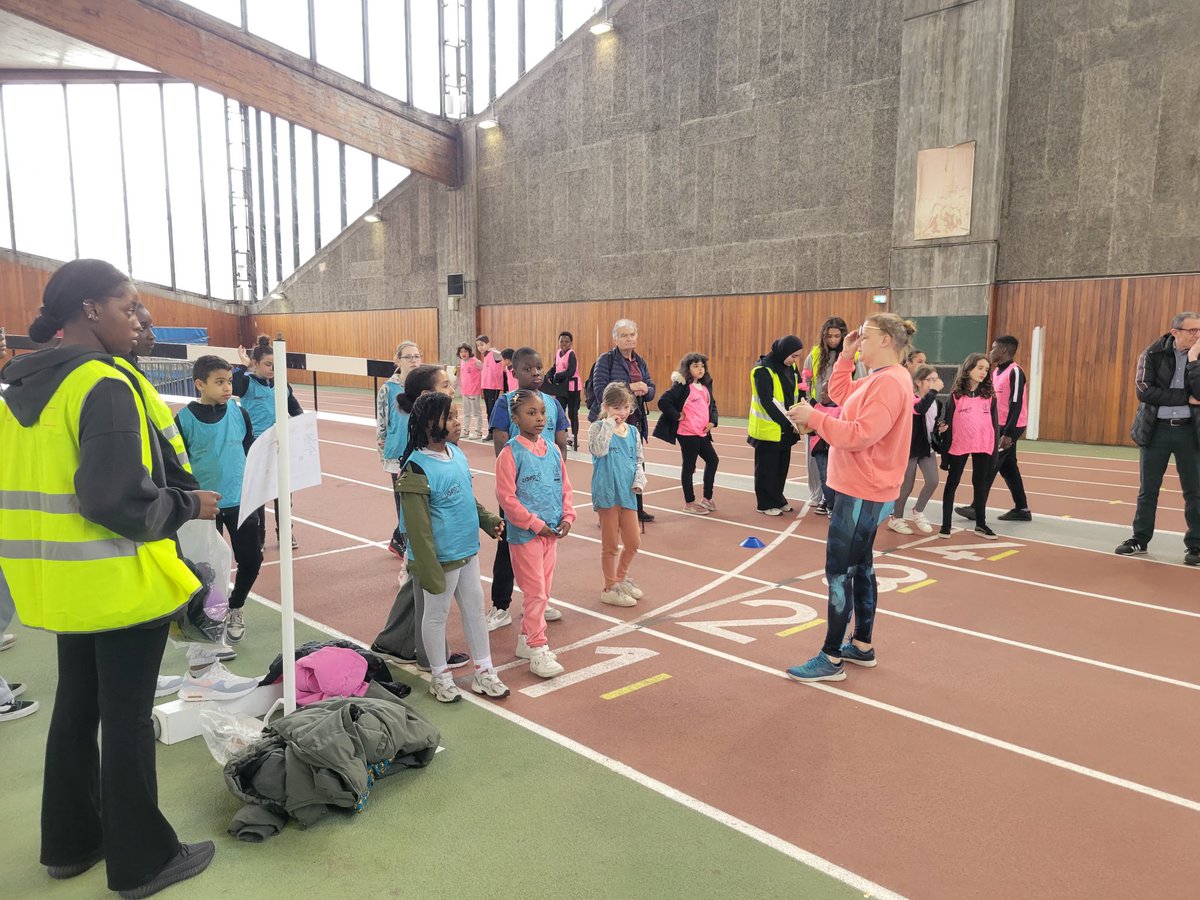 Organisation d'un relais olympique Intergénérationnel @Academie_Paris: 550 écoliers, collégiens, lycéens et seniors (Cotton B, Romainville B, @g_bude, @LPO_dAlembert75),partenariat avec la @Mairie19 , des associations séniors, fédérations sportives. #JOParis2024 #Generation2024