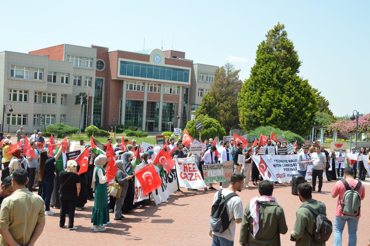 ADÜ'DE GAZZE NÖBETİNDEYİZ! Bugün Adnan Menderes Üniversitesi öğrencileri olarak Merkez Kampüste Gazze için yürüyüş, basın açıklaması ve oturma eylemi gerçekleştirdik. Gazze Nöbetimiz 2 gün sürecektir. Gazze İçin Kampüsler Ayağa, Yaşasın Küresel İndifada