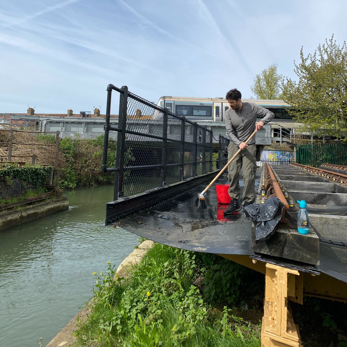 Join our new Volunteering Group at our award-winning Rewley Road Swingbridge! You can help maintain this rare industrial treasure and develop a new meadow around it. Everyone welcome - click for full details: tinyurl.com/mpsf3zth 
#volunteer #oxford #OPT #rewleyroadswingbridge