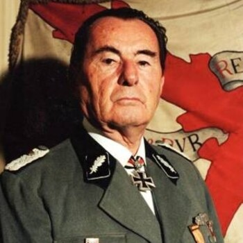 Este es Leon Degrelle, fundador en 1935 del movimiento fascista belga Christus Rex, comandante de las Waffen SS durante la ocupación nazi y responsable de persecuciones políticas, asesinatos y decenas de miles de deportaciones a campos de exterminio nazis. En 1945, al finalizar…