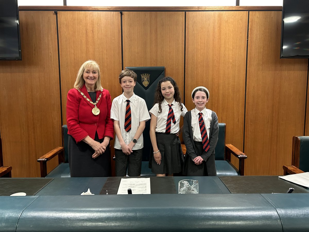 P7 had a lovely morning participating in the Provost debate. There were some great arguments for and against AI improving our lives. We even had some tricky questions from our friends back at school. Well done everyone!