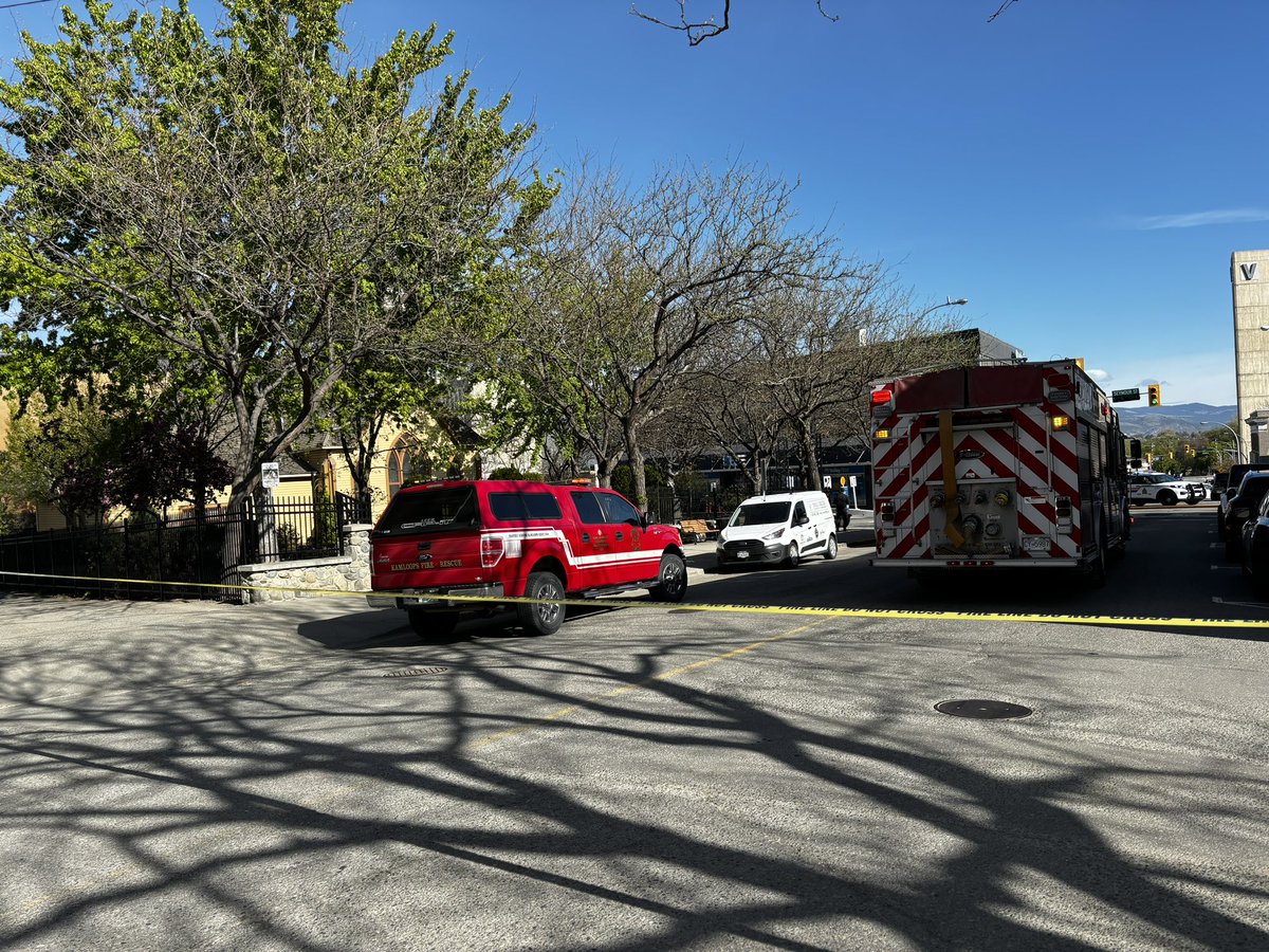 Section of 2nd Avenue closed off this morning as Kamloops Fire Rescue responds to a fire at St. Andrew’s on the Square. @CFJC_Today #Kamloops