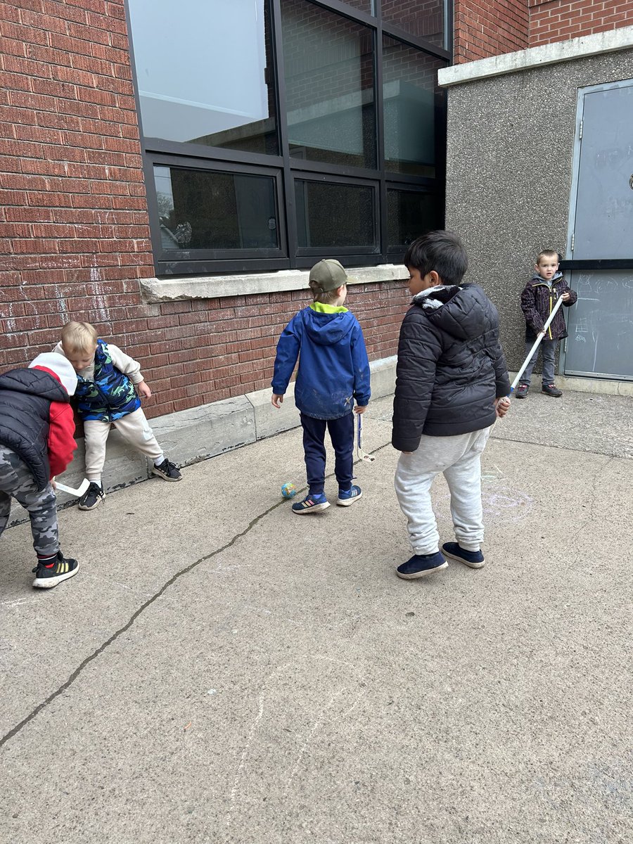 What do #canadiankids do in spring?  Play #ballhockey of course!  @ross_dsbn