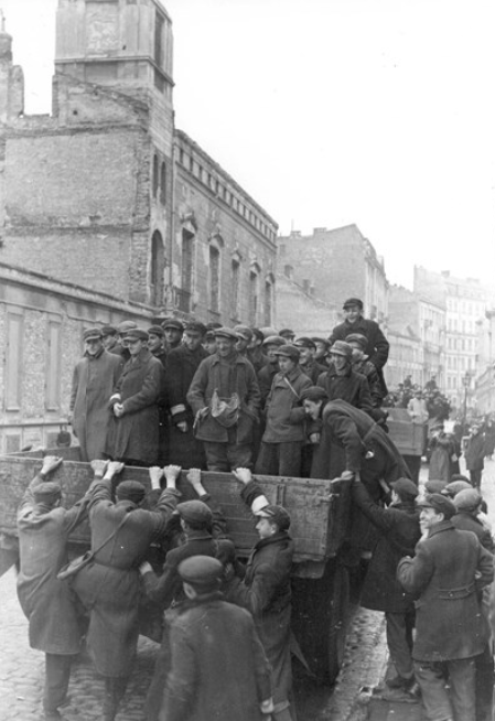 May, 1941 | Warsaw, occupied Poland. Young Jews are taken to forced labor on trucks.

Picture @yadvashem